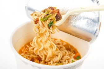 コンビニで買える麺類で太らぬコツは、カップ麺＋卵＋サラダ　