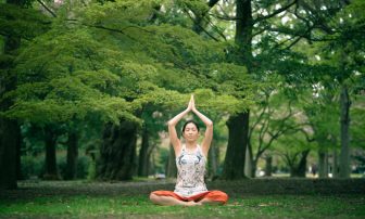 “森の癒し”を体感。箱根やすらぎの森でヨガやランなど