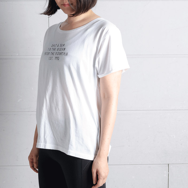 「Tシャツ SALT&SEA S/S TEE（ソルト アンドシー エスエスティー）」4104円、「ロングタイツ BREATHLESS PANT（ブレスレスパンツ）」（7560円）／ともに、ROXY