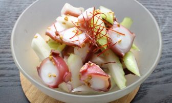 季節の果物を使ったサラダも。液体塩こうじを使った野菜レシピ2点