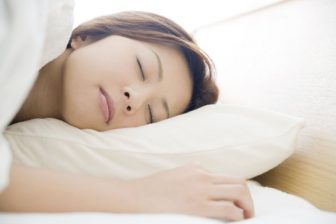 正しい寝姿で美をGET！　佐伯チズさんプロデュース「枕」の秘密