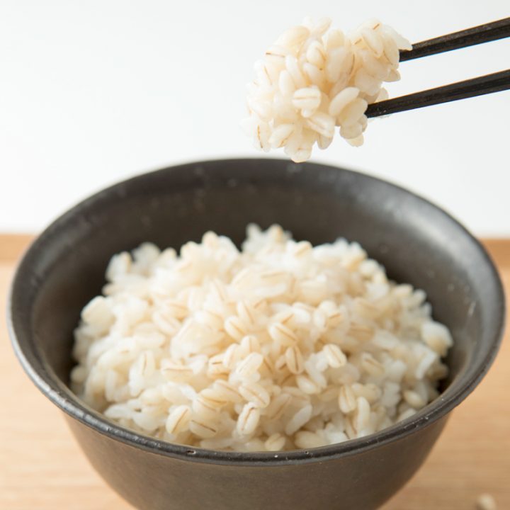 もち麦ご飯を箸で持ち上げている