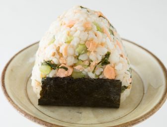 ダイエットに◎。栄養バランス抜群の「もち麦おにぎり」レシピ4選