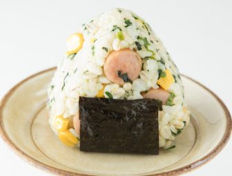 ダイエット中に◎！ボリューム満点の「もち麦おにぎり」レシピ3選