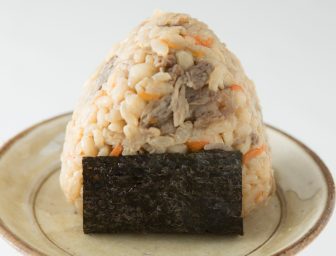 炊き込みごはんが贅沢！ダイエットに役立つ「もち麦おにぎり」レシピ5選