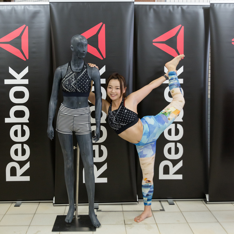 写真左のマネキンは、「ヨガ SUPブラ」6469円と「ヨガ SUPストライプショーツ」5389円を着用。写真右は、ReebokONEアンバサダーで、日本SUPヨガ協会認定インストラクターの京乃ともみさん。京乃さんのボトムスは、「ヨガ SUPタイツ」8629円