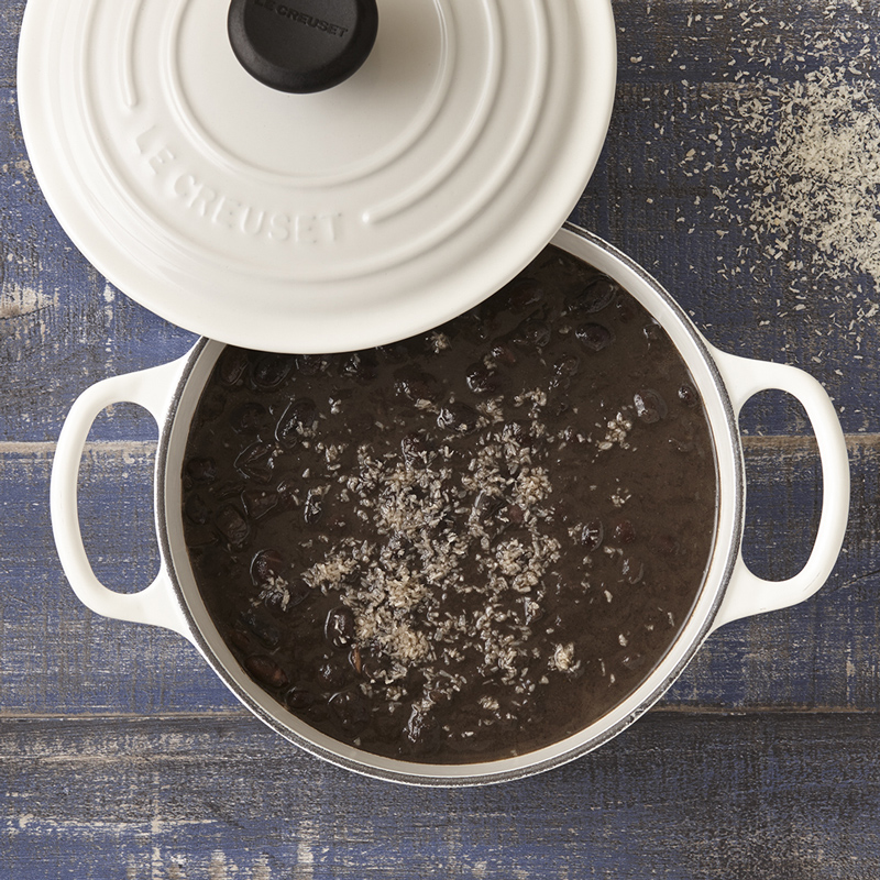 lecreuset_blackcurry01