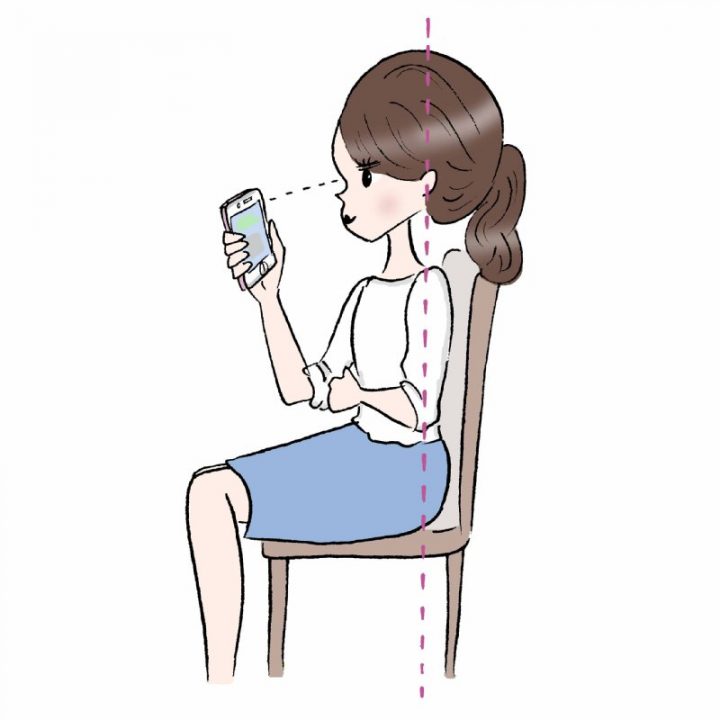 スマホを見るときの正しい姿勢を描いたイラスト