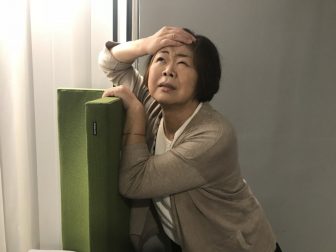 【オバ記者連載70】電車の中で手軽にできるストレッチを実践中