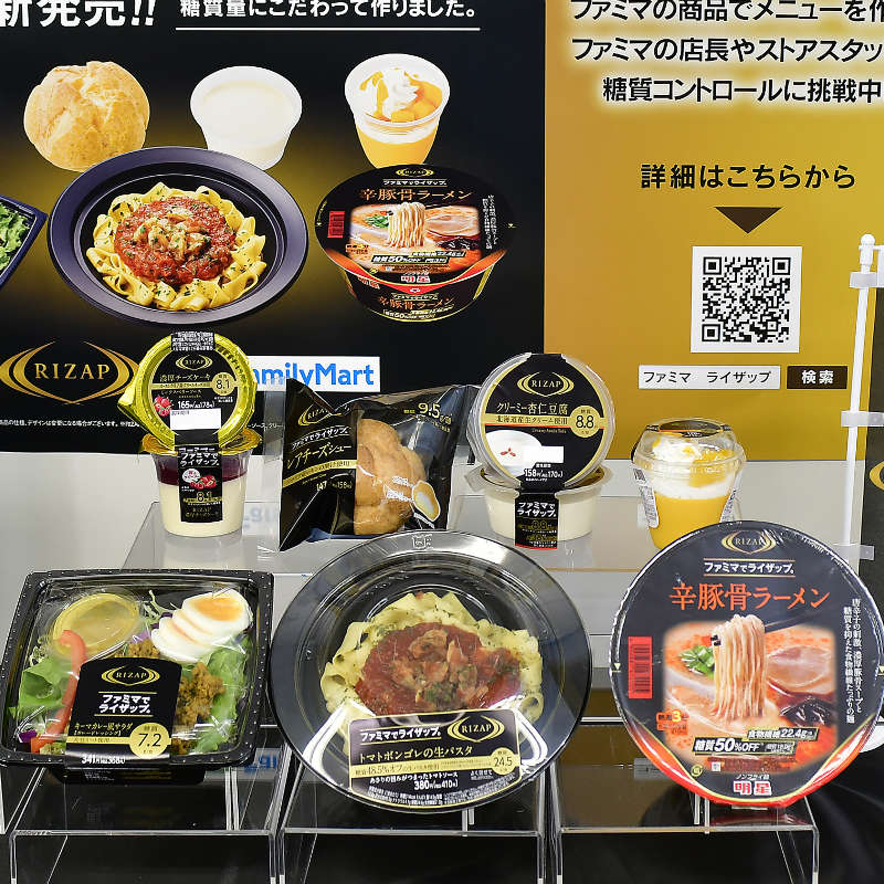 写真上段左から「濃厚チーズケーキ ミックスベリーソース」178円、「レアチーズシュー」158円、「クリーミー杏仁豆腐」170円、「マンゴープリン」190円。下段左から「キーマカレー風サラダ」368円、「トマトボンゴレの生パスタ」410円、「RIZAP（ライザップ） 辛豚骨ラーメン」268円