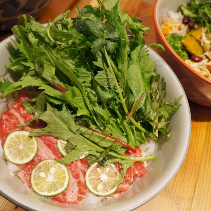 牛肉と水菜などがのった「タニタカフェ」のフォー