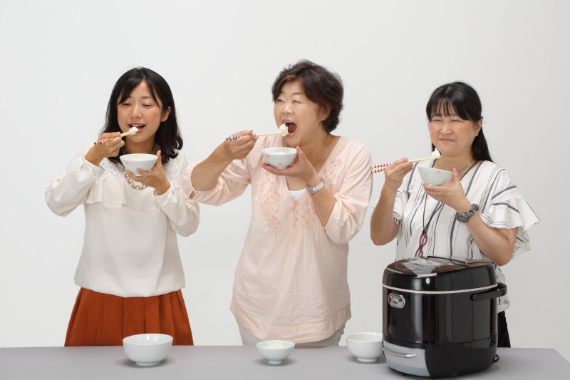 糖質カット炊飯器で炊いたごはんを実食する女性3人