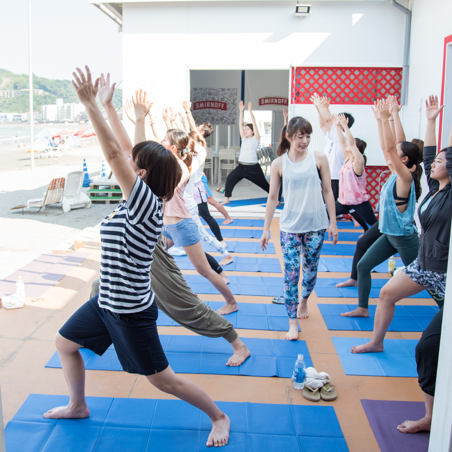 『Yoga Trip -Beach session-』でヨガを行うインストラクターと生徒たち