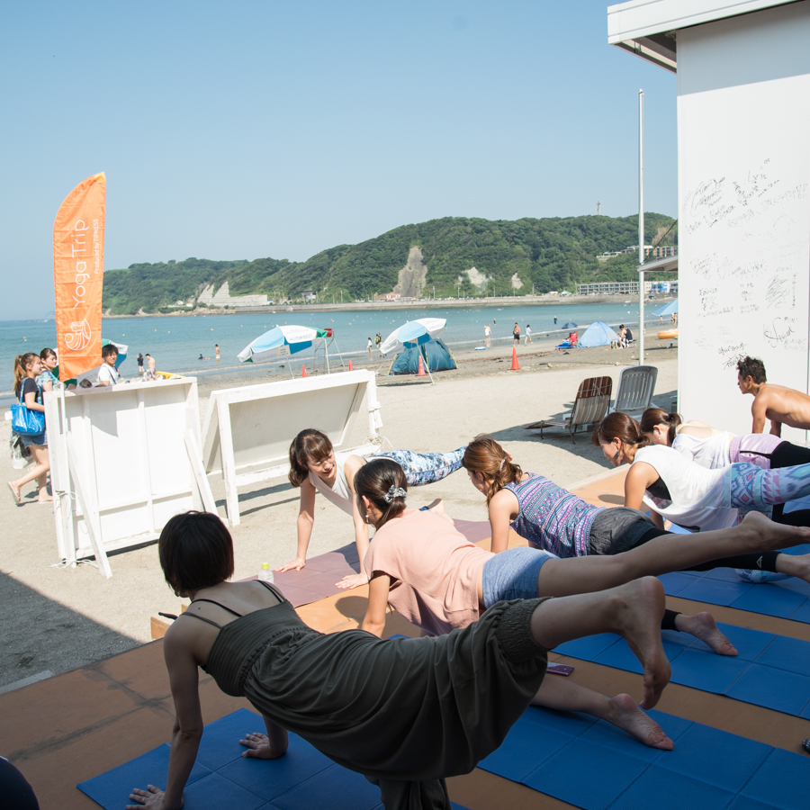 『Yoga Trip -Beach session-』でヨガを行うインストラクターと生徒たち