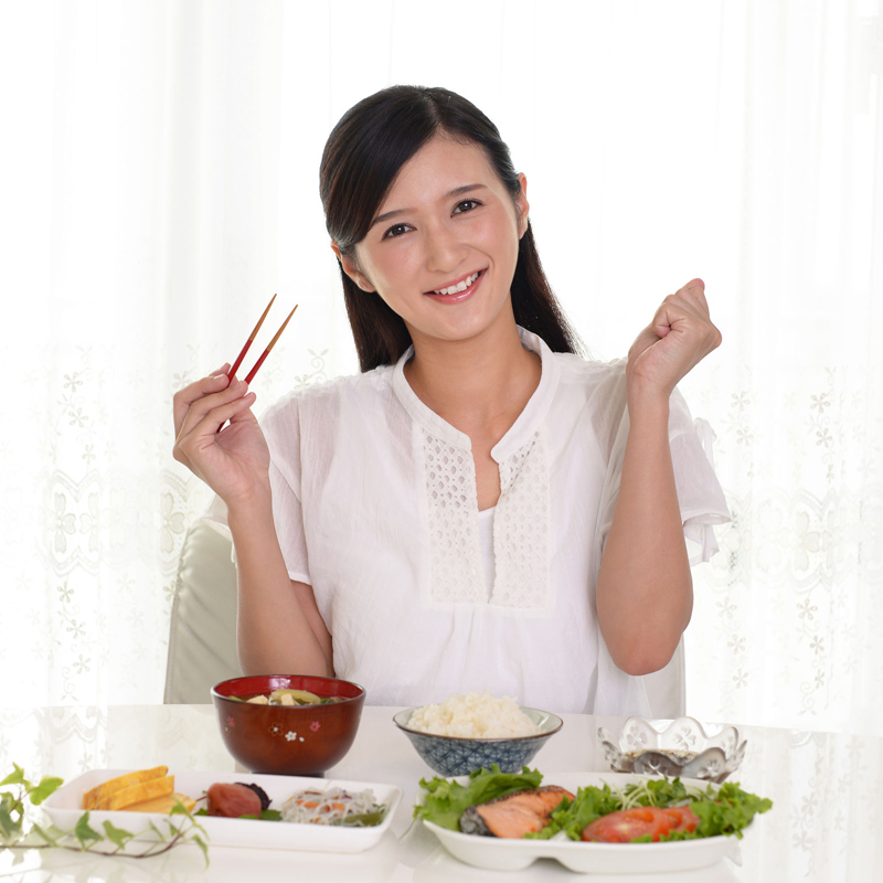 朝食を食べる女性