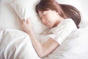 【熱帯夜の快眠】エアコンの適正温度は26℃、お風呂は38～40℃に10分がベスト