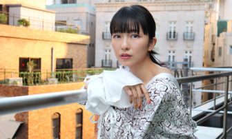 女優・小島梨里杏さんは”前もも伸ばしストレッチ”で美ボディキープ！【美痩せインタビュー】