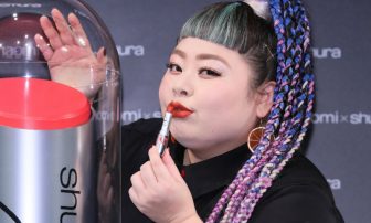 渡辺直美さんが「要潤さんとのキスを塗り替えたい」と宣言！「shu uemura」コラボコレクションを…