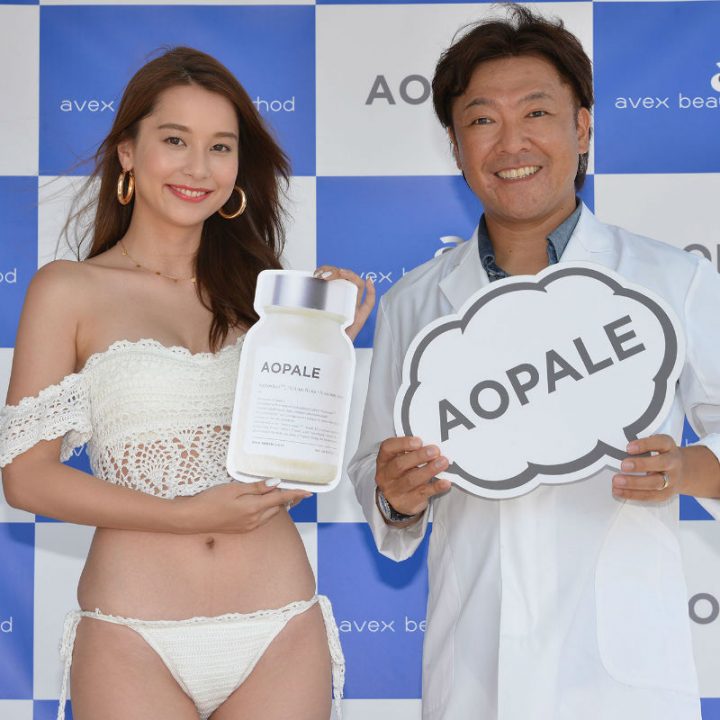 水着姿のNikiと白衣姿の「avex bldg. clinic」統括院長の吉田信一先生