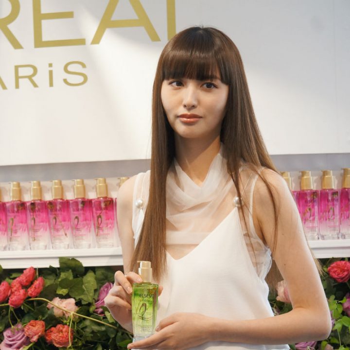 「ロレアル パリ エクストラオーディナリー オイル」を持った鈴木えみさん