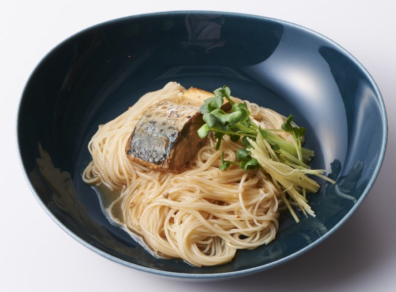 お皿に盛ったさばそうめん