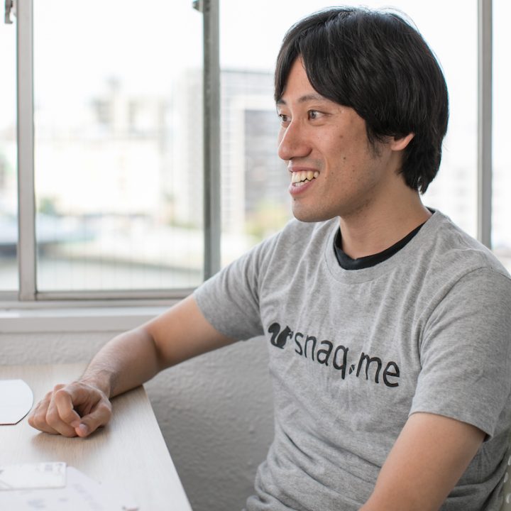 グレーのTシャツを着た「snaq.me」代表取締役の服部慎太郎さん