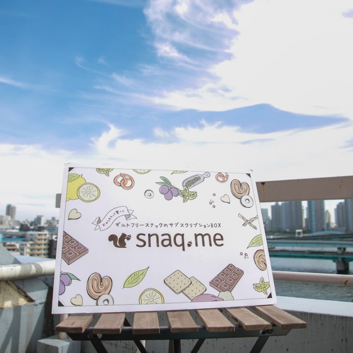 屋外で椅子の上に置いた「snaq.me」のロゴパネル