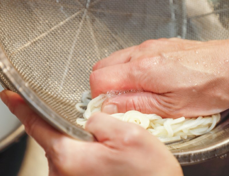 ざるでそうめんの水気を切る