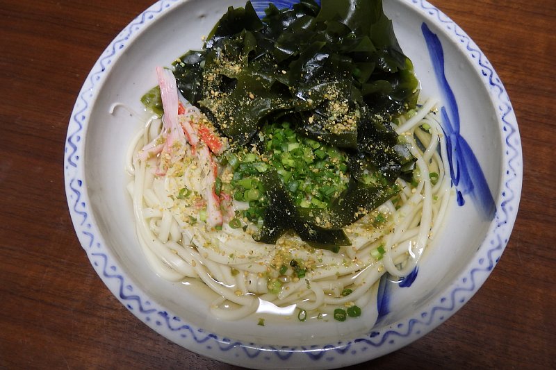 わかめ、ネギ、かにかまなどを入れたうどん