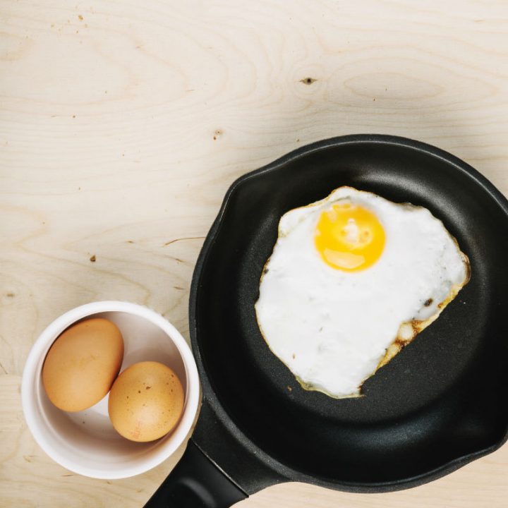 ココットの中に入った卵とフライパンの上の目玉焼き