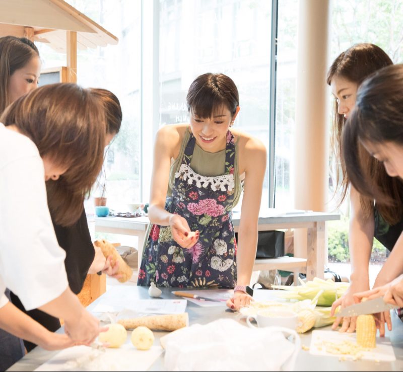 熊澤枝里子さんと酒井千佳さんよる薬膳のワークショップで山芋とじゃがいものポタージュスープを作っている様子