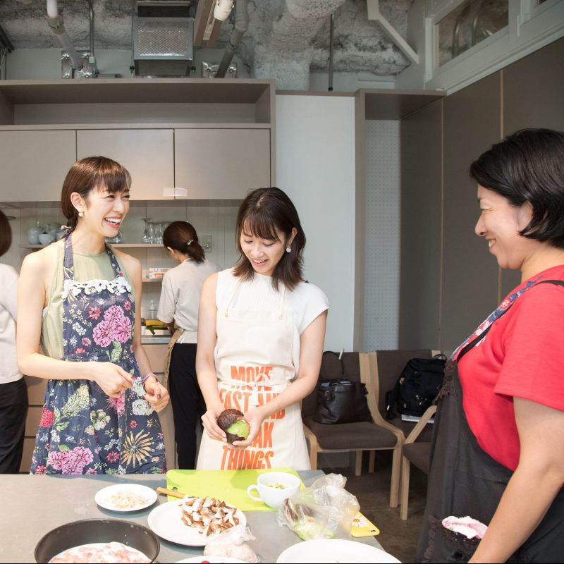 熊澤枝里子さんと酒井千佳さんよる薬膳のワークショップで薬膳料理を作ってる様子