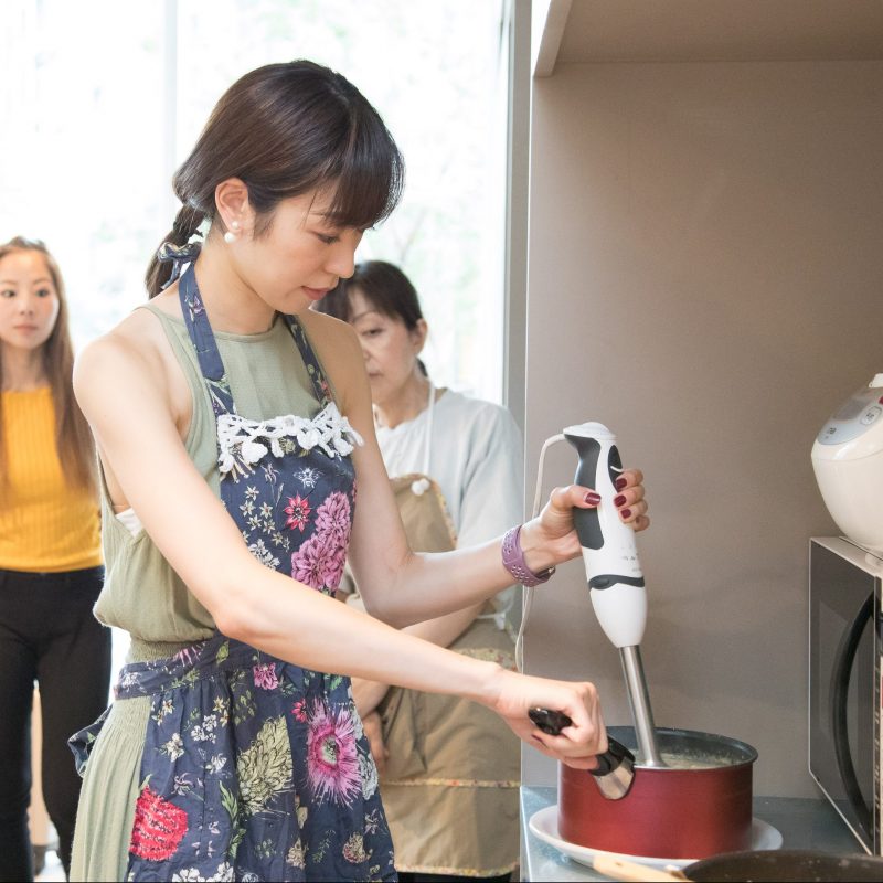 熊澤枝里子さんと酒井千佳さんよる薬膳のワークショップで山芋とじゃがいものポタージュスープをつくっている様子