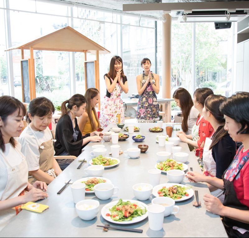 熊澤枝里子さんと酒井千佳さんよる薬膳のワークショップで食卓を囲む生徒たち