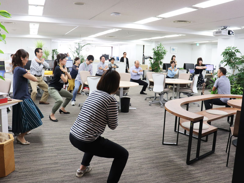 スロトレに挑む協和の従業員とライターの船橋麻貴