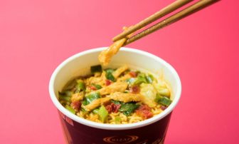 「ファミマ×ライザップ」のカップ麺『辛口チキンカレーラーメン』を【実食レポ】