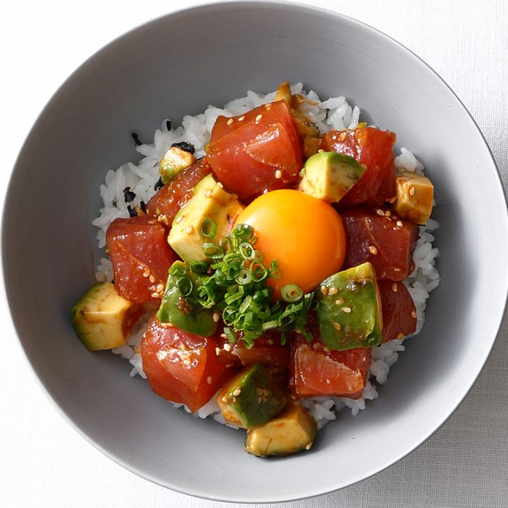 「まぐろとアボカドのユッケ丼」