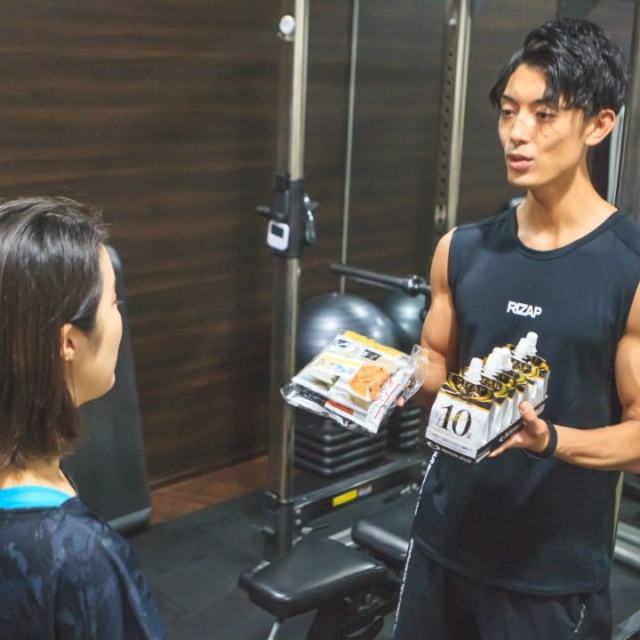 プレゼントを手渡す伊藤佑トレーナー