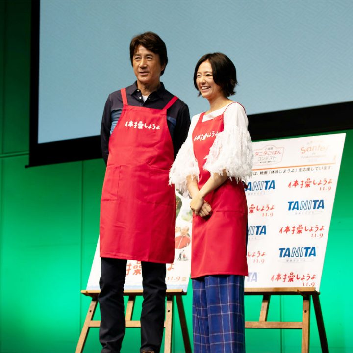 イベントに登壇したエプロン姿の草刈正雄と木村文乃