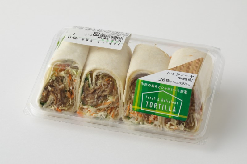 『トルティーヤ牛焼肉』（ファミリーマート）398円（税込）