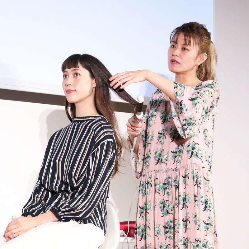 イガリシノブさんによる“朝ラク”ヘアスタイリングのデモンストレーション