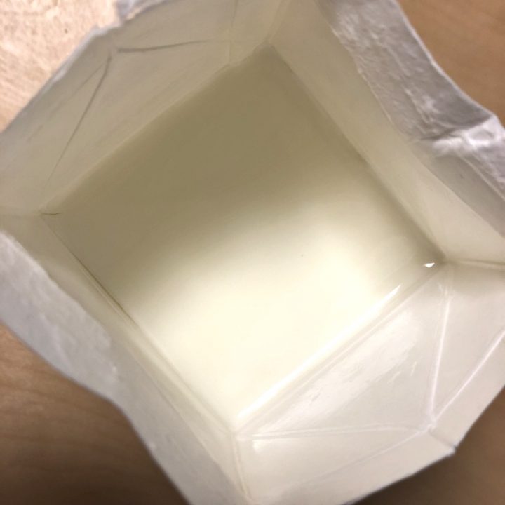 牛乳パックに入った完成したヨーグルト