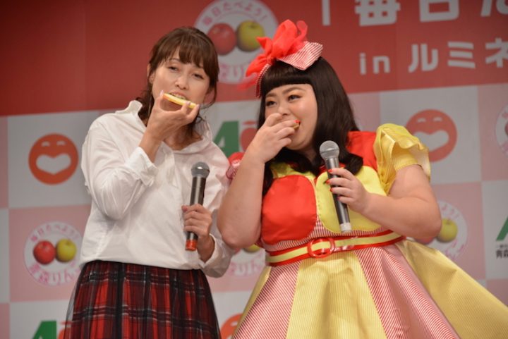 りんごをかじる岡崎朋美と渡辺直美