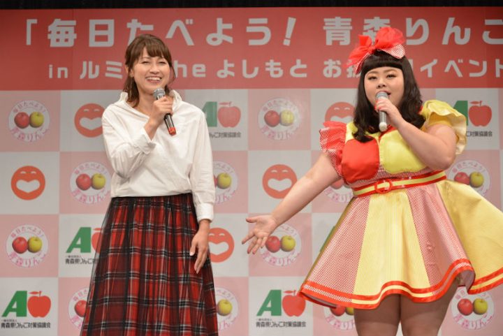 マイクを持って話す岡崎朋美と渡辺直美