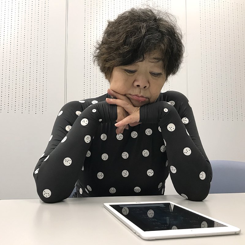 ZOZOSUITを着てiPadの画面を見つめるオバ記者