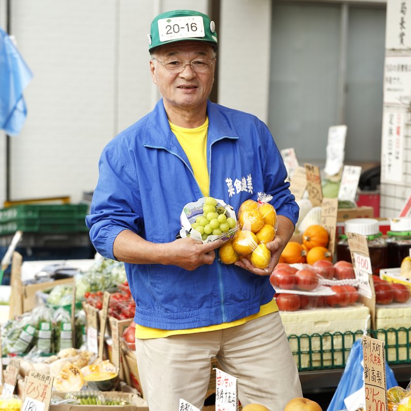 『杉本青果店』の店頭に立つ杉本晃章さん