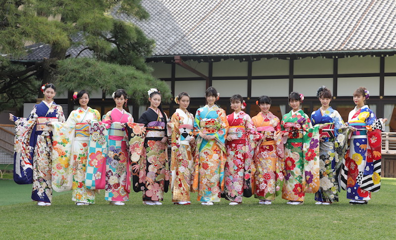 オスカープロモーション所属の女性タレント11人の晴れ着姿