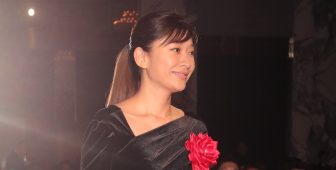 篠原涼子は「背中見せ」の大胆ドレス姿！冬でもホットな美女4人の【ファッションチェック】