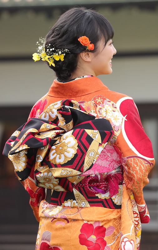 着物姿の本田望結の後ろ姿