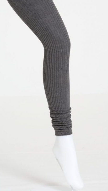 グレーのニット風レギンスを着用したマネキンの脚